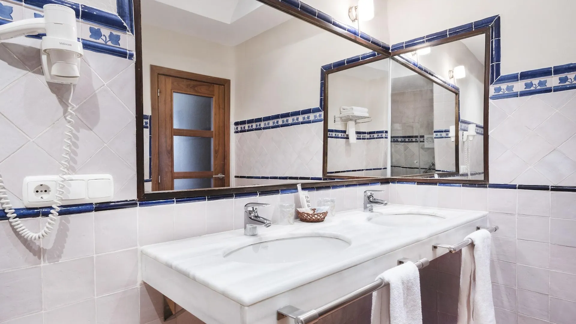 Casa Palacio Pilar Del Toro Granada Hotel